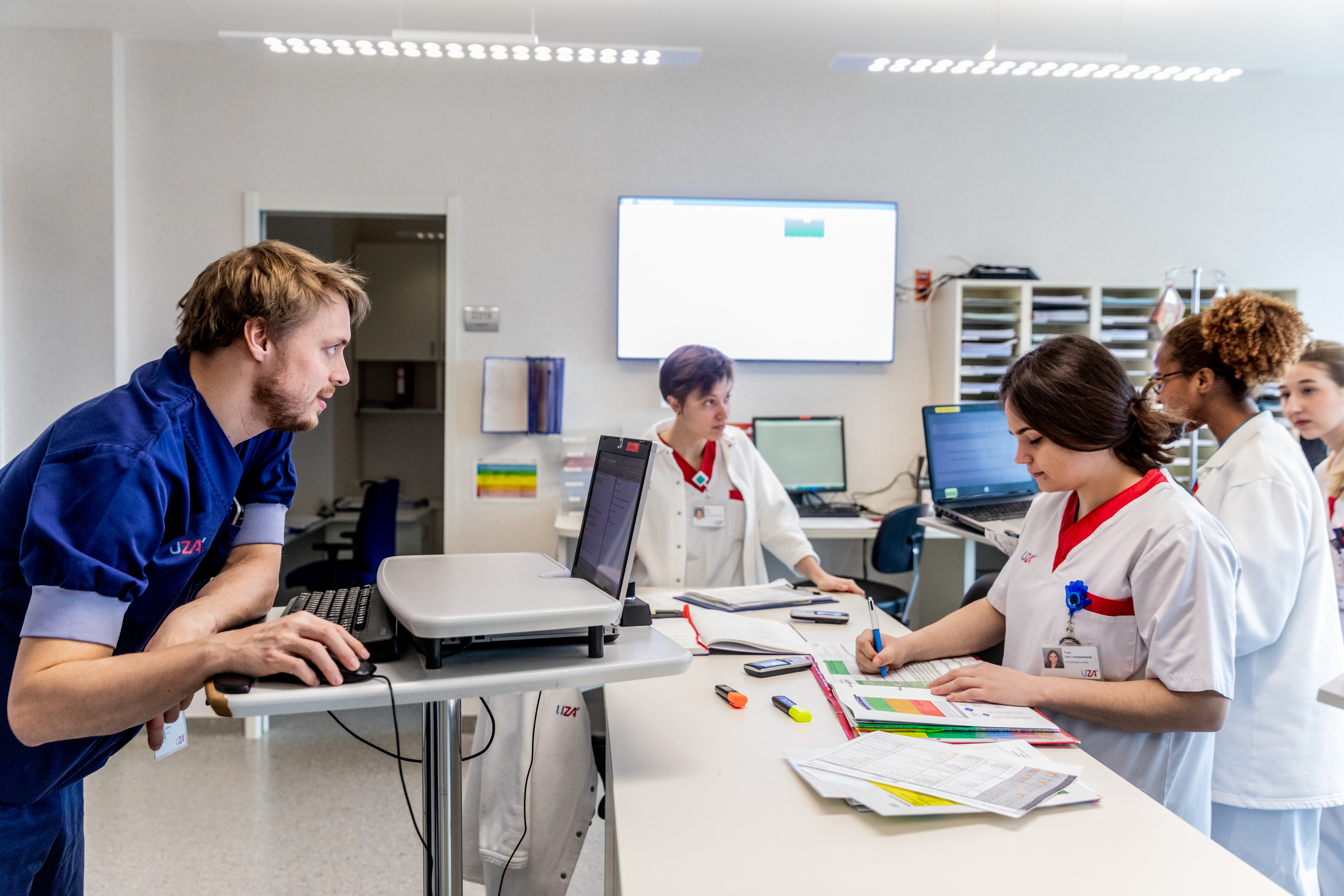 Artsen en verpleegkundigen in overleg